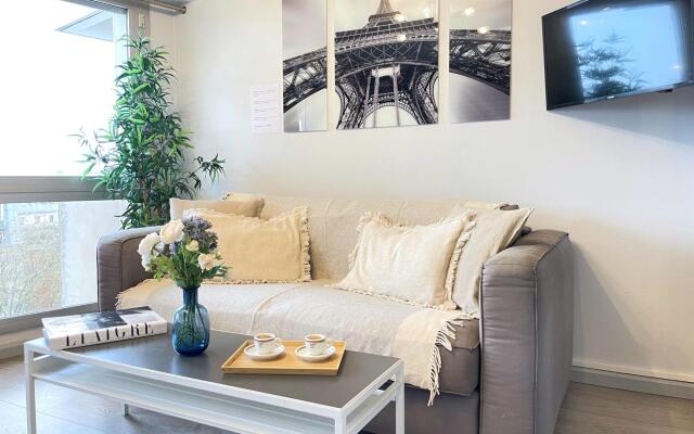 B 825 - Amazing View All Over Paris