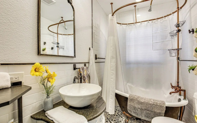 Grills, Fire Pit & Yard: Central Granbury Home!