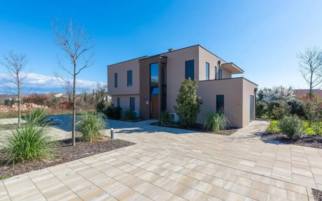 Apartment Near Beach With Pool