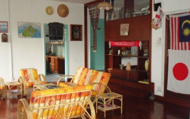 Borneo Beachouse Backpackers
