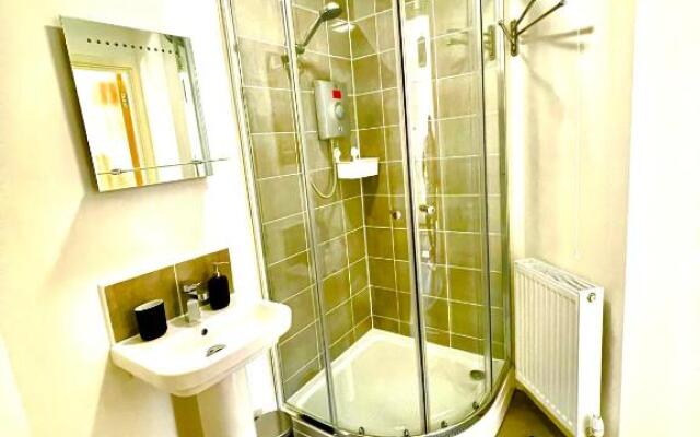 Modern townhouse, Sleeps 4 with parking
