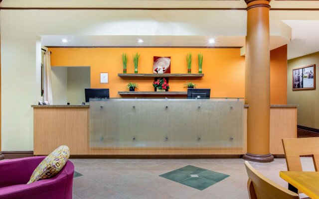 La Quinta Inn & Suites by Wyndham Raleigh Crabtree