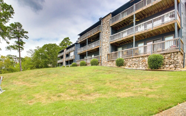 5 Mi to Casino: Waterfront Condo in Hot Springs!