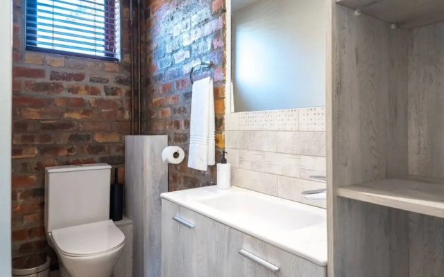 Elegant Sea Point Retreat Splendid Views Wifi