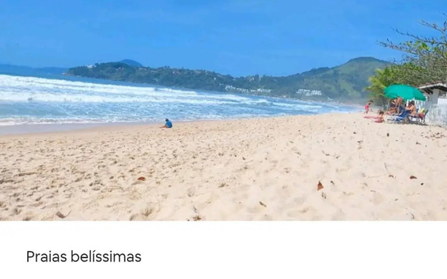 Apto Centro Ubatuba com Varanda Gourmet, Suíte e Piscina