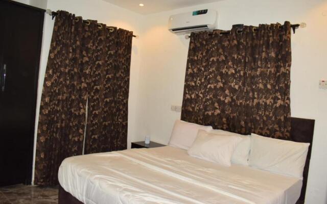 Tastefully Furnished 3 BR apartment