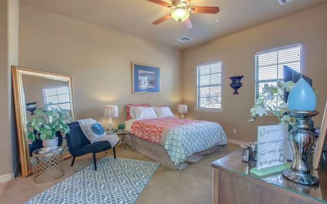 Elm St - 1 Br home by RedAwning