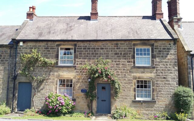 Pathways Holiday Cottage a Delightful 18th Century Stone Cottage in Derbyshire