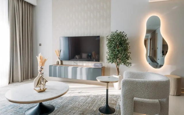 Elegant Stay: Balcony & Stunning Dubai Creek Views