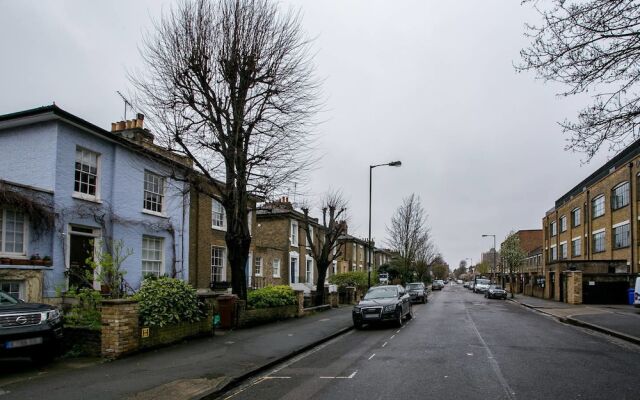 Beautiful 2 BED Garden Apartment