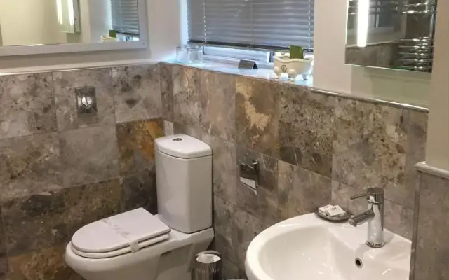 Barncroft Luxury Guest House Near Nec