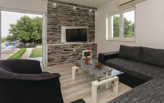 Nice Home in Kastel Novi With Wifi and 3 Bedrooms