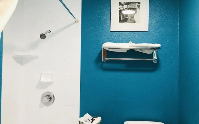 Casa Blanca Inn & Suites