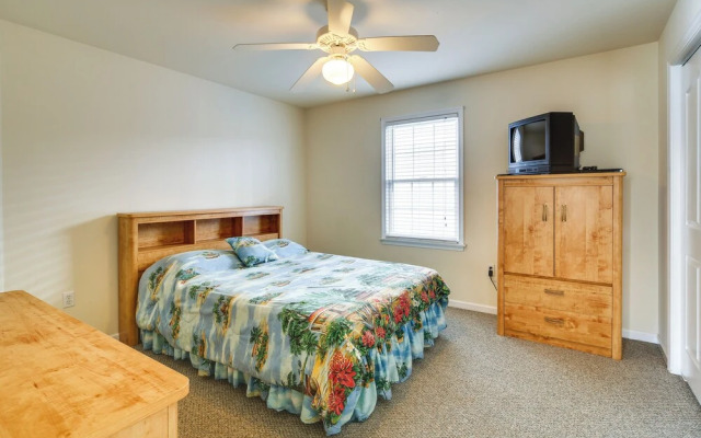 Walk to Beach: Wildwood Apt w/ Balcony!