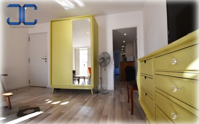 St. Francisco Flat with City Views