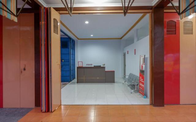 RedDoorz near GOR Satria 3