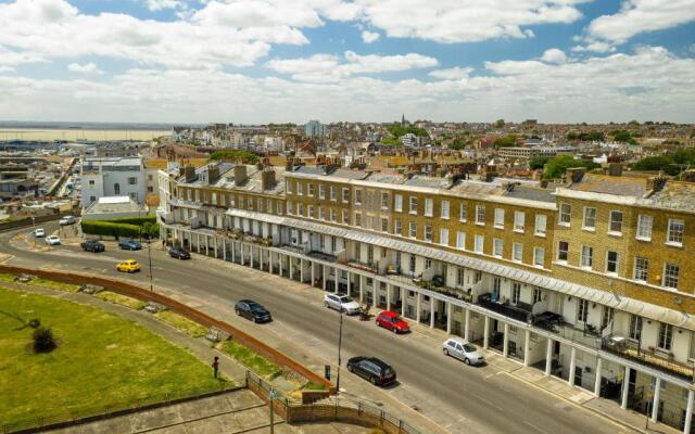 Beach View: Stunning sea view & balcony apartment