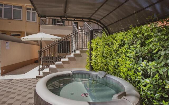 A2 - Luxury apt w Terrace, Gym, Jacuzzi & Sauna