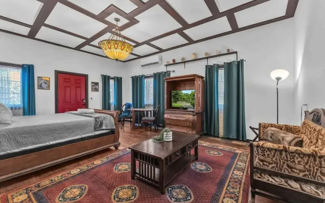 Riesling: Pet-friendly, Hot-tub, 10-min to Downtown!