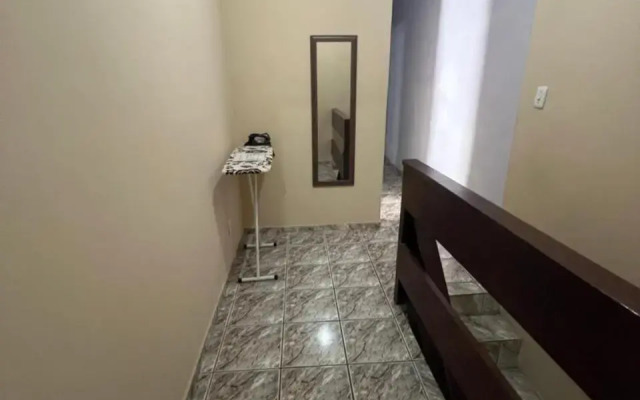 Casa com wi-fi e garagem a 5 minutos da Praia Grande