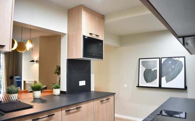 Designer 4 Bed Apt W Balcony Near Plaça Catalunya