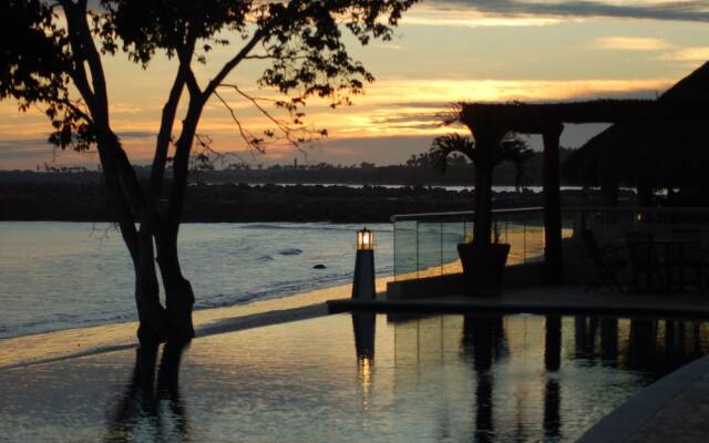 "absolute Beachfront Luxury Condo With Great Views!"