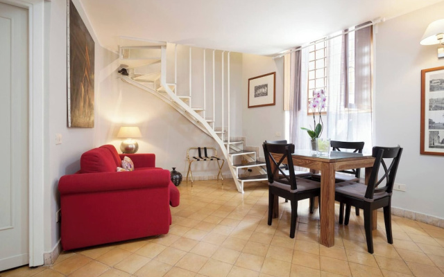 Renoir Small Loft on Giulia Street