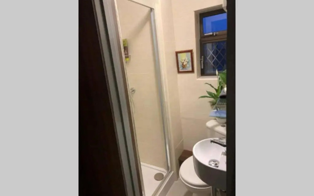 Upstairs Studio - Private kitchenette and Small en-suite