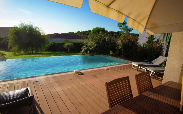 Beautiful House With Private Pool and Large Garden