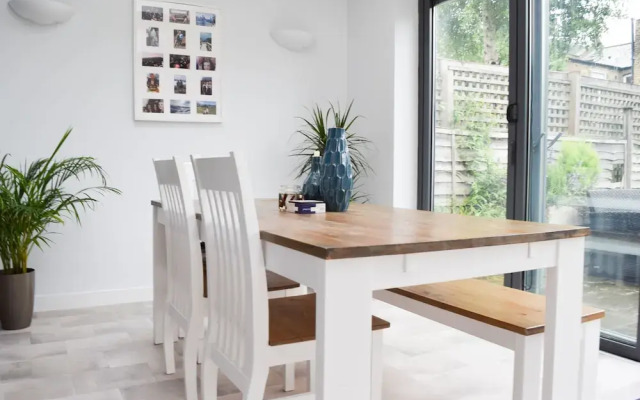 Large 3 Bedroom Family Home in Tooting