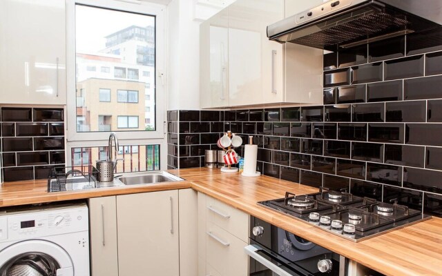 Quintessential 2 BR London Bridge Apartment