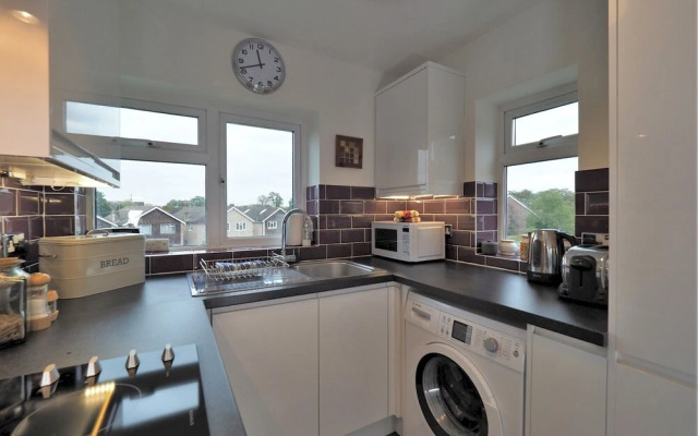 Quiet APT Sleeps 4-6 Central Windsor With Parking