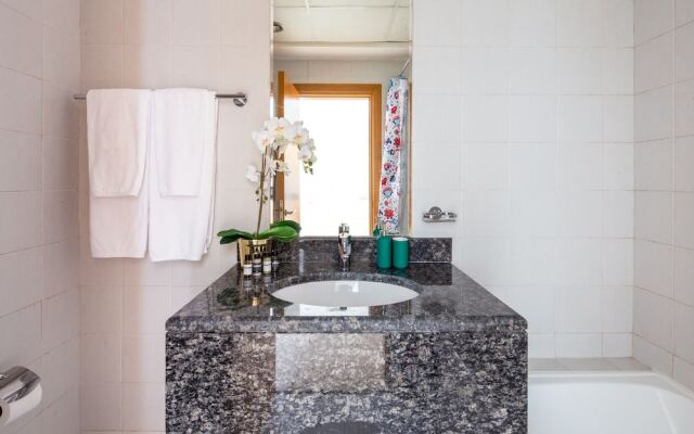 Dazzling & Picturesque 1BR Apartment In Business Bay