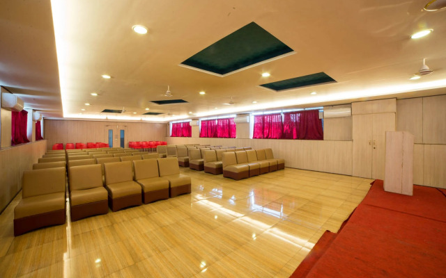 Hotel Shreenithi by OYO Rooms