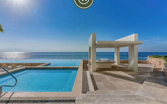 Luxury Oceanfront Studio - Beach - Pools - Gym