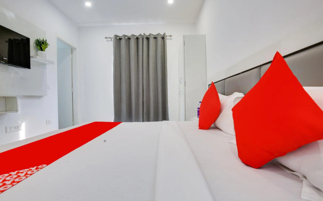 OYO Flagship 80590 Sky White House
