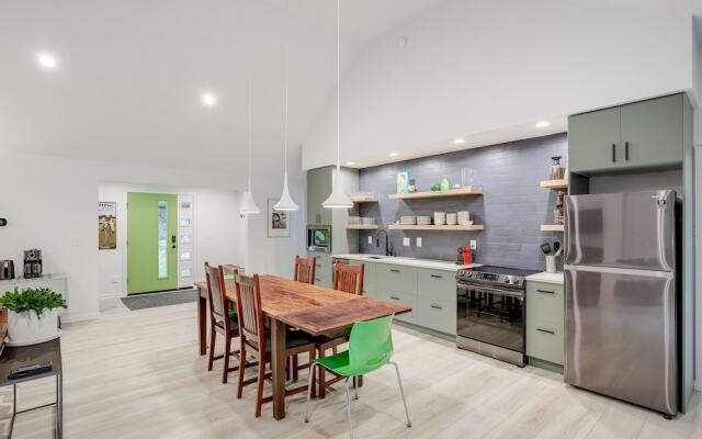 Brevard Retreat: Fireplace, Deck & Screened Porch!