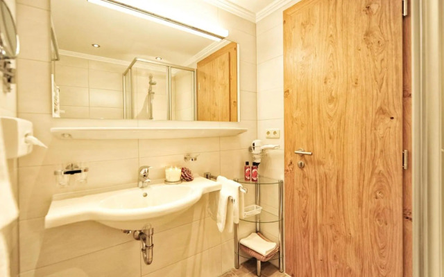 Mountain Apartments - living by Salner