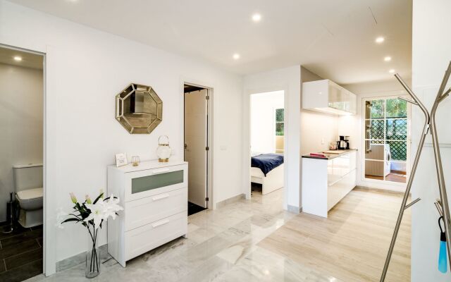 SAT1-walking distance to Puerto Banus