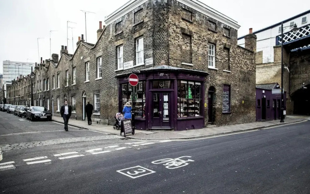 Theed Street by Onefinestay