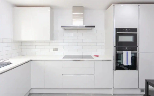 Bright 2 Bedroom House in Stratford With Garden
