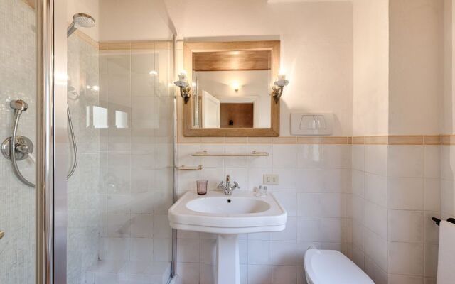 Rosa- Apartment with Terrace in Piazza Strozzi, Duomo
