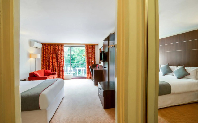 OYO The Bridge House Hotel
