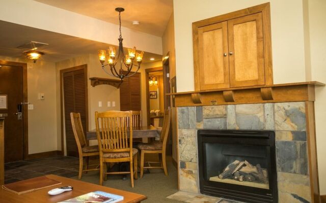 Sundial Lodge Condo Steps from Red Pine Gondola by RedAwning