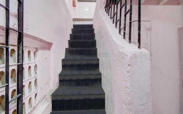 SPOT ON MUM2048 Gulzar Hotel