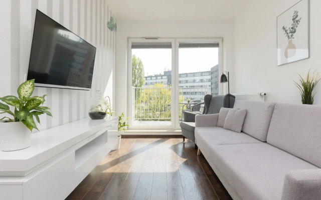 Bright Warsaw Apartment by Renters
