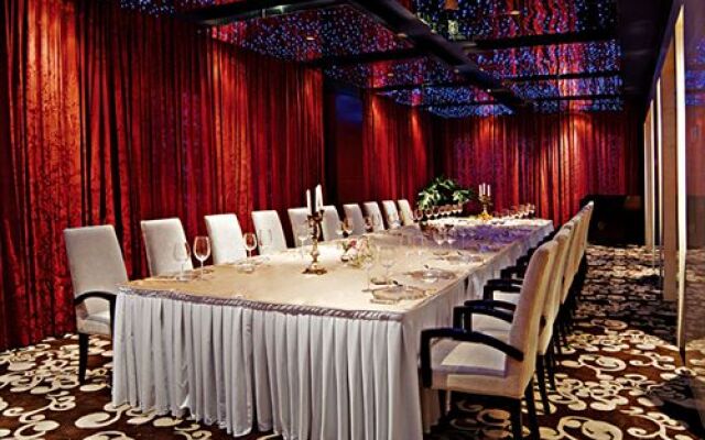 Golden Elephant Golf Hotel