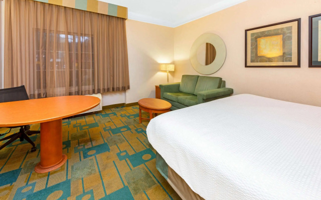 La Quinta Inn & Suites by Wyndham USF (Near Busch Gardens)