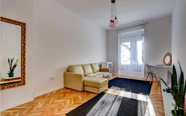 Bright Apartment Central