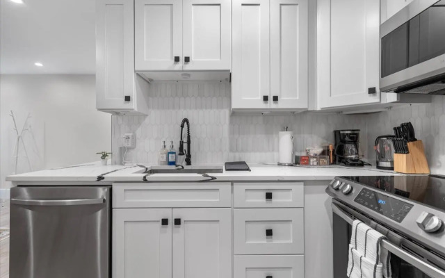 Central 2-Br City Sanctuary - Commuter-Friendly